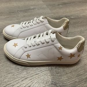 Gold star embroidered Vejas